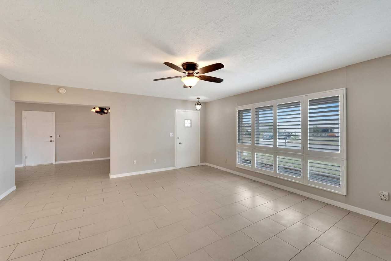 832 Oakmont Ave - Photo 3 of 25