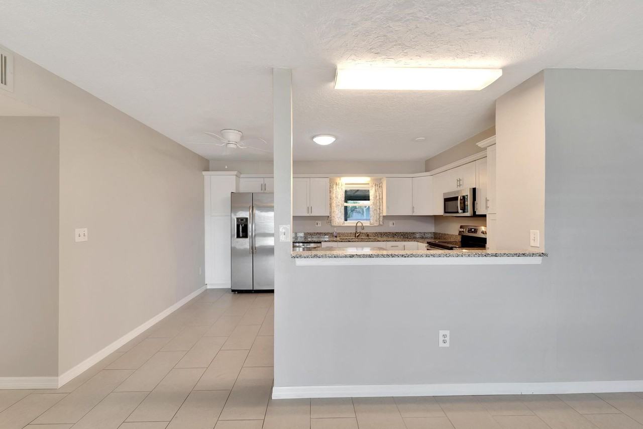 832 Oakmont Ave - Photo 5 of 25