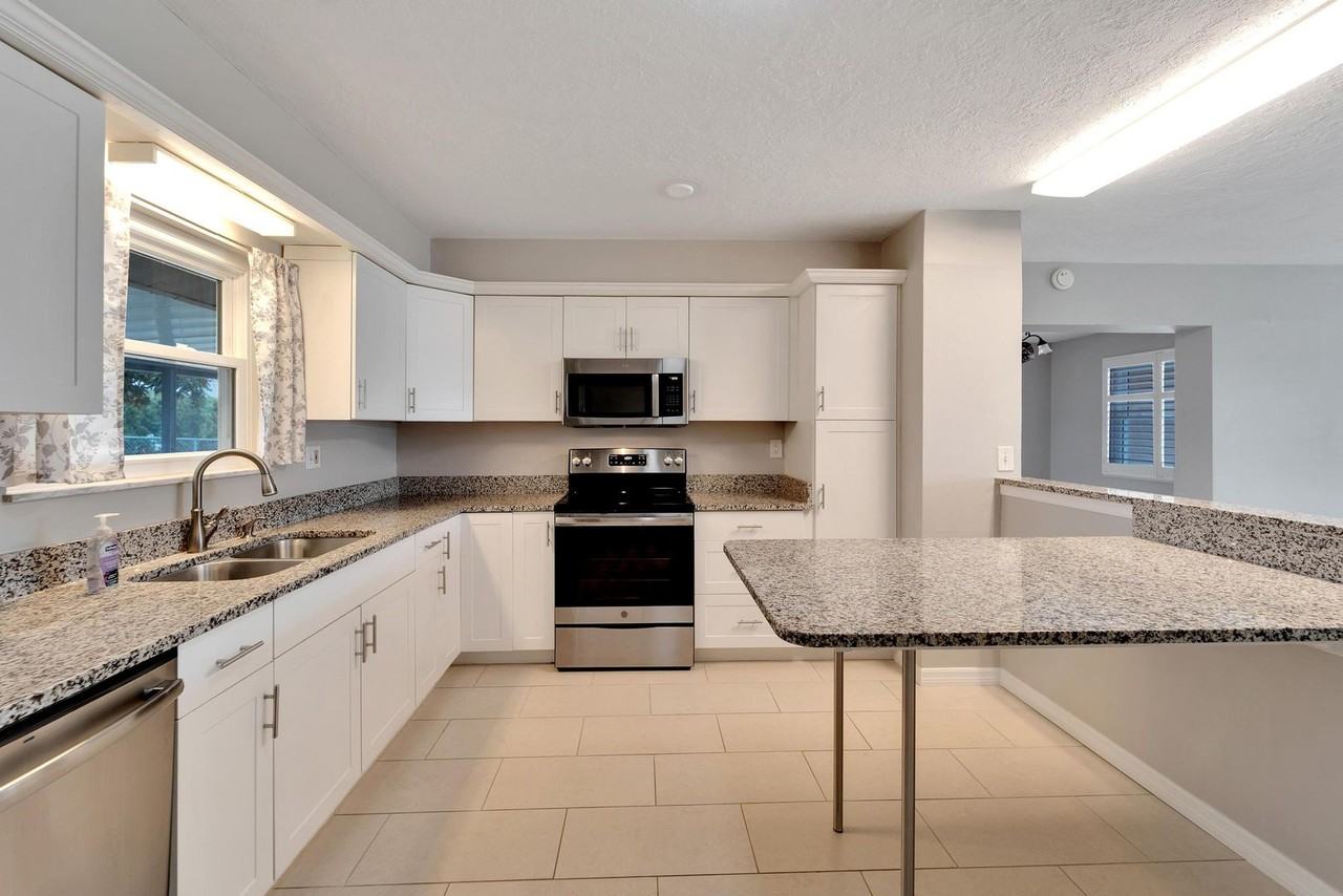 832 Oakmont Ave - Photo 7 of 25