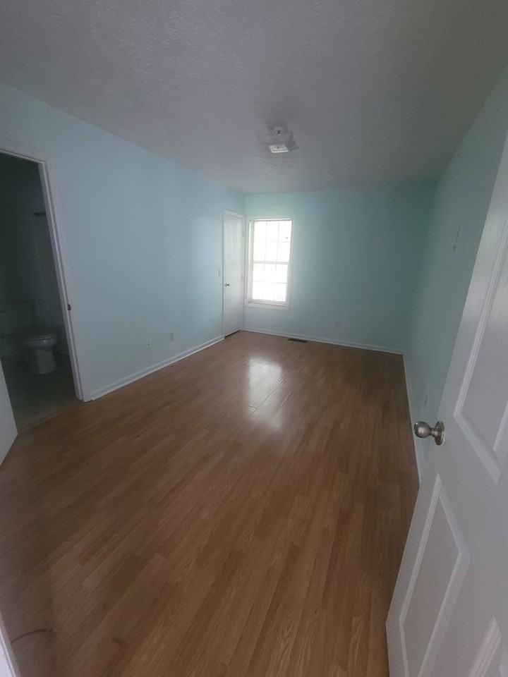 631 Varsity Dr - Photo 3 of 11