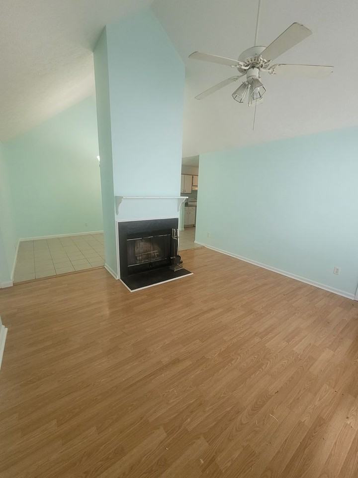 631 Varsity Dr - Photo 4 of 11