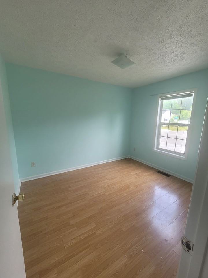 631 Varsity Dr - Photo 7 of 11