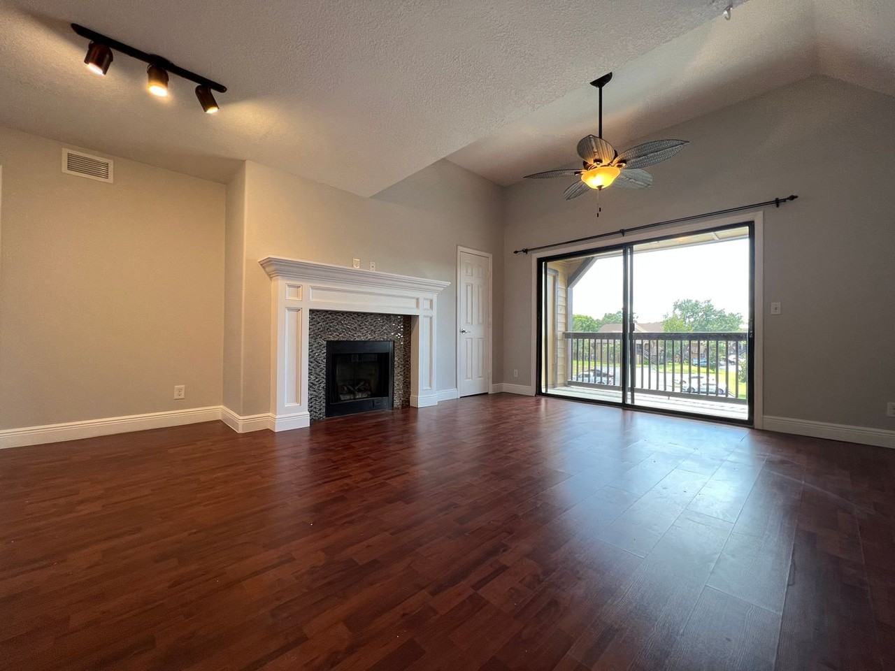 364 Northpointe Ct #303 - Photo 5 of 29