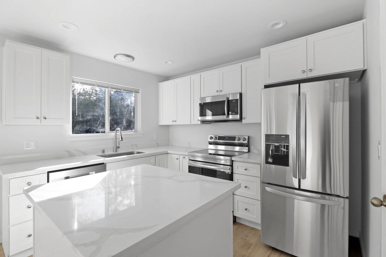 1299 Russell Dr - Photo 3 of 13
