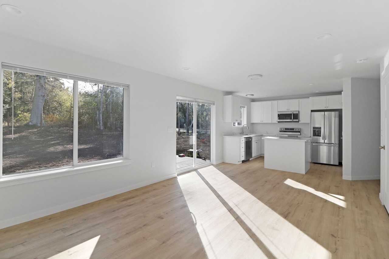 1299 Russell Dr - Photo 4 of 13