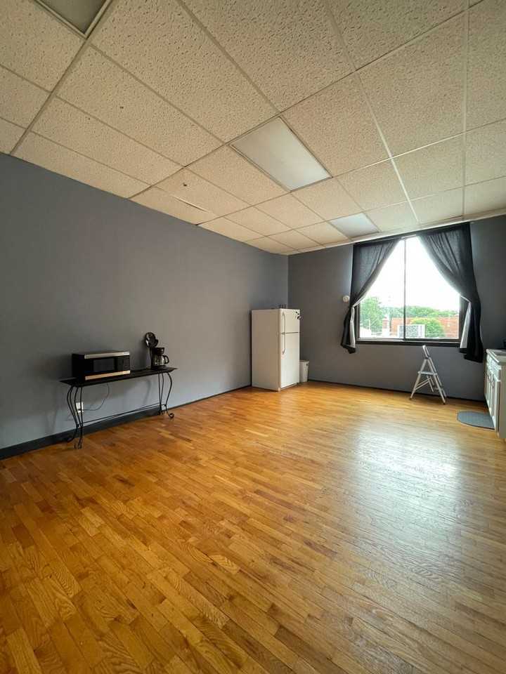 608 1/2 Commercial St - Photo 3 of 11