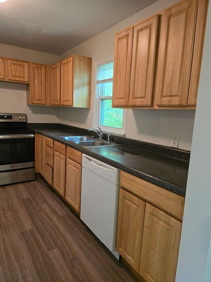 302 Alexander Ave - Photo 6 of 17