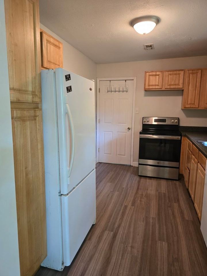 302 Alexander Ave - Photo 7 of 17
