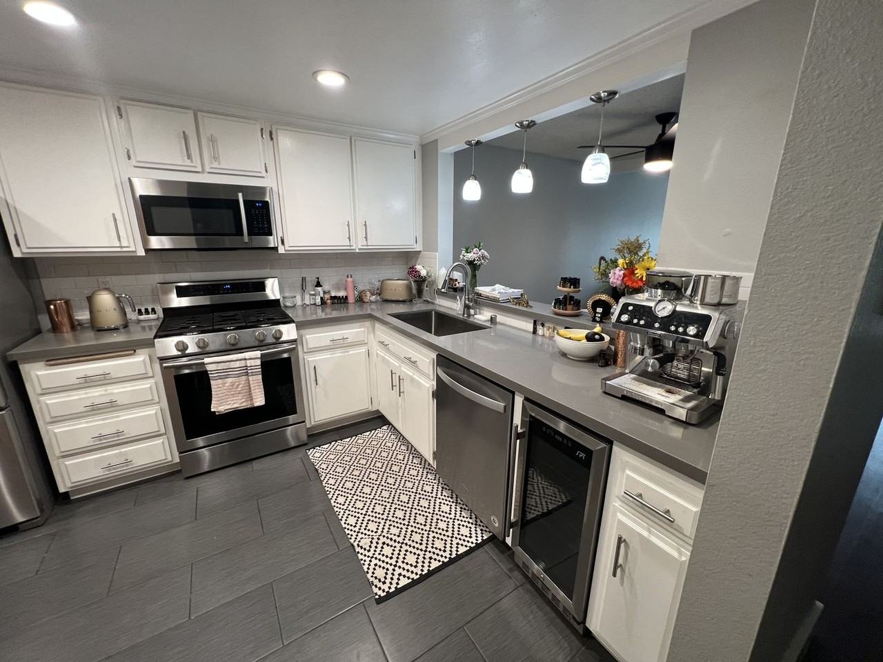 16922 Lakefront Cir - Photo 2 of 40