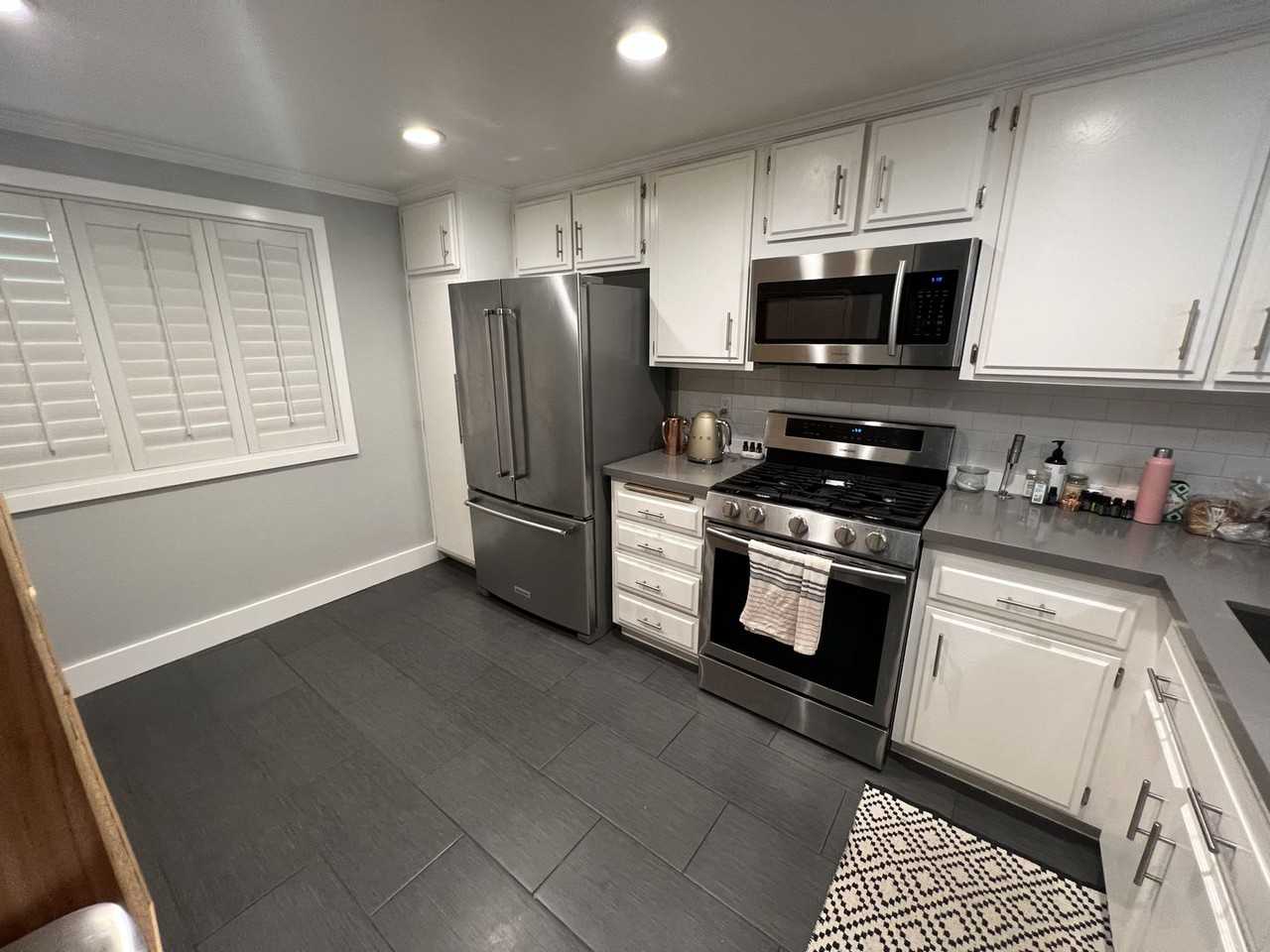 16922 Lakefront Cir - Photo 3 of 40