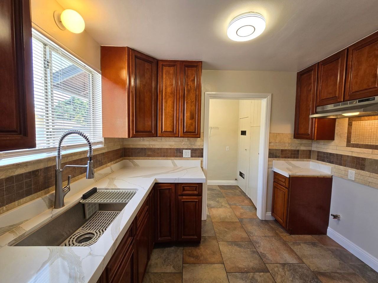 11417 Amboy Ave - Photo 2 of 20