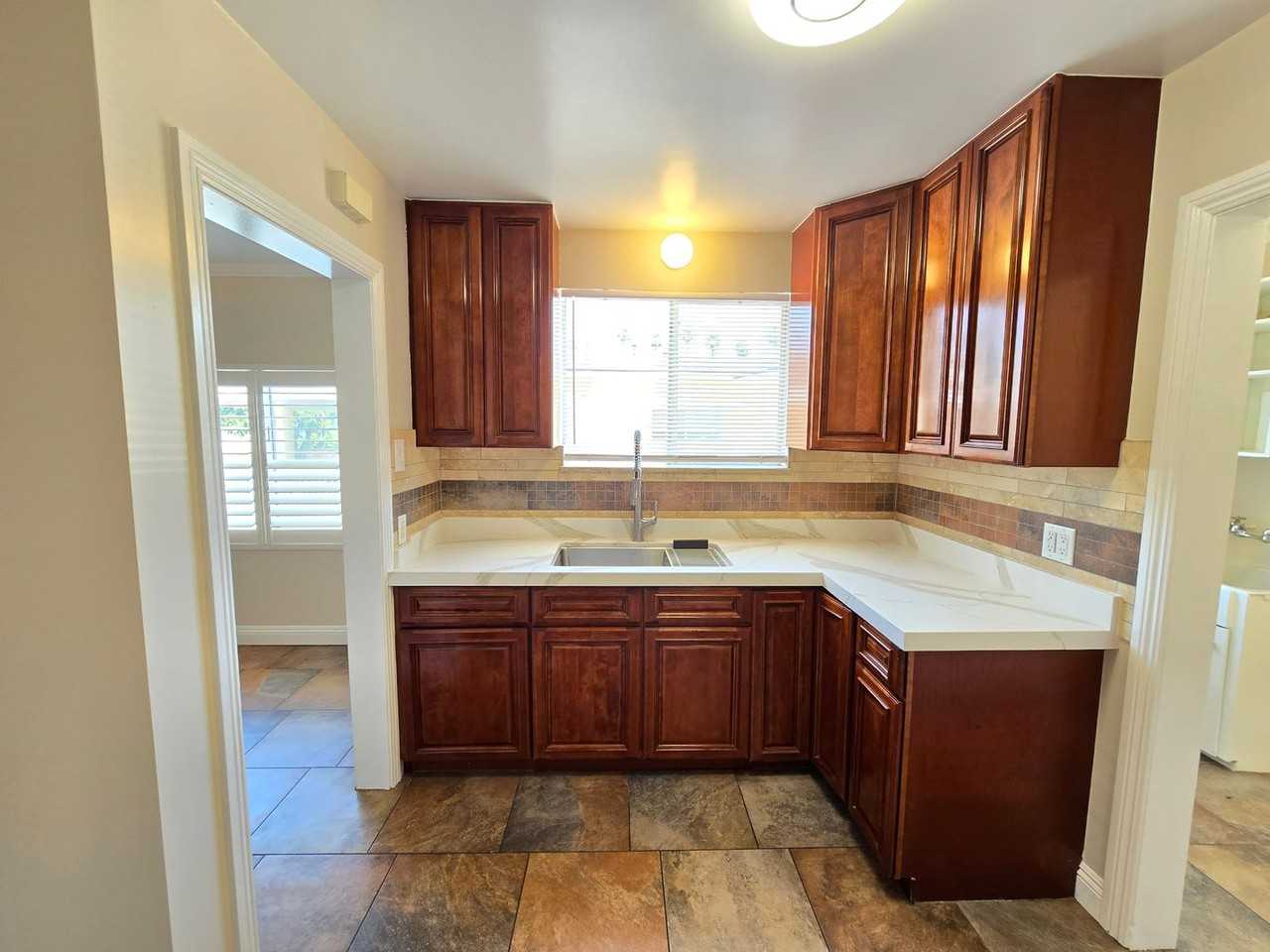 11417 Amboy Ave - Photo 3 of 20