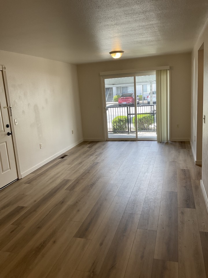 3311 N Lakeharbor Ln #105 - Photo 4 of 11