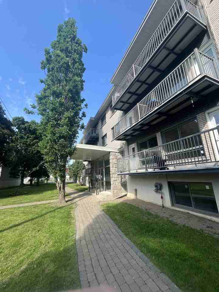 9379 Boulevard LaSalle