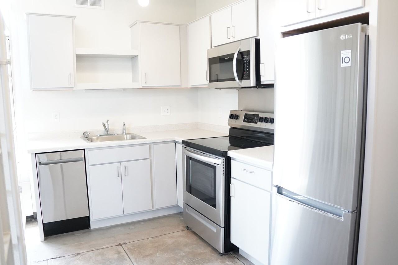 521 W 2nd Street - Photo 3 of 31