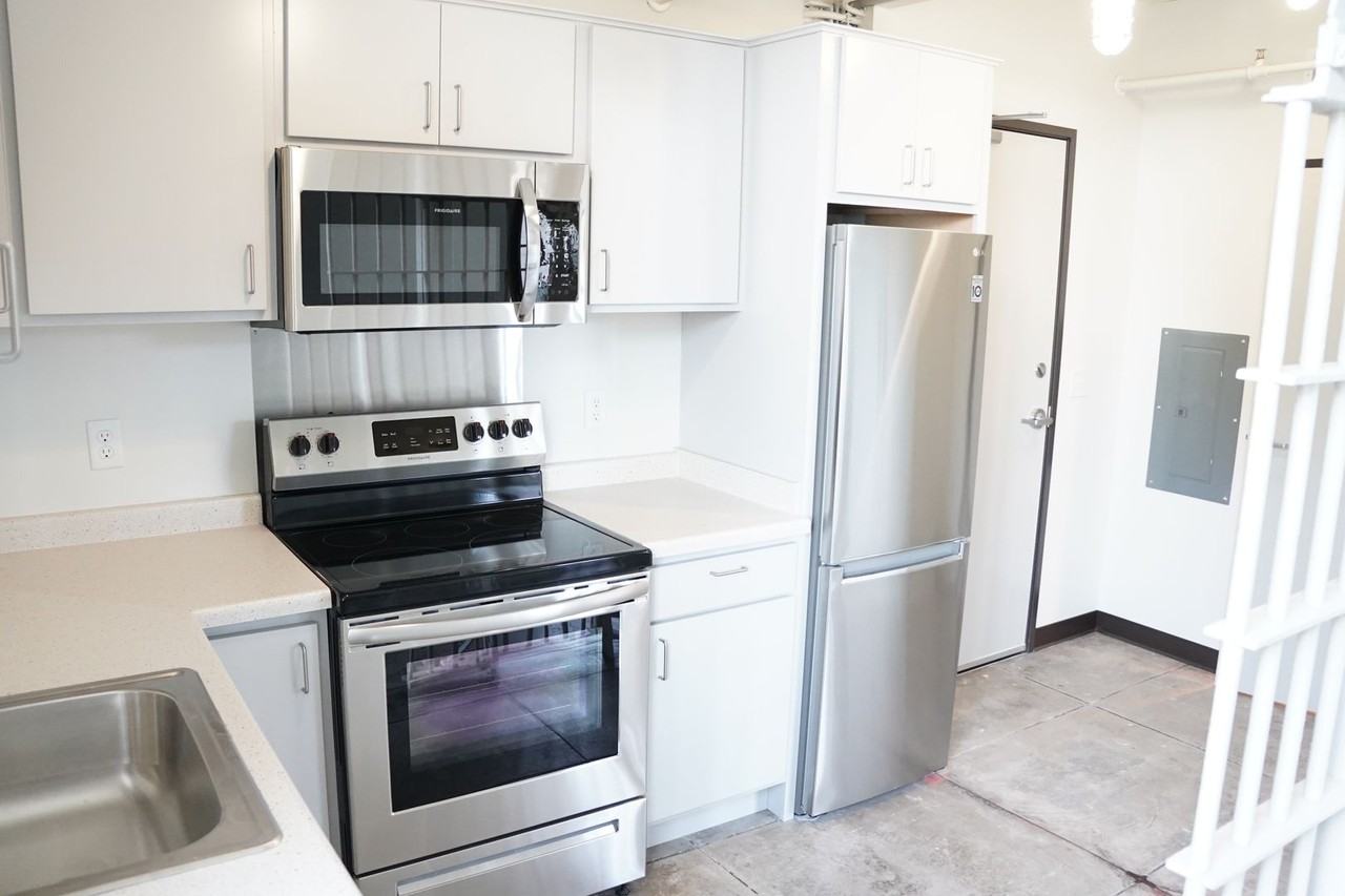 521 W 2nd Street - Photo 4 of 31