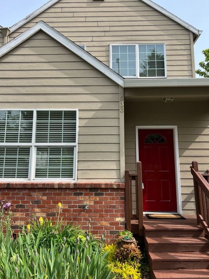 533 Northeast Suttle Street - Photo 3 of 28