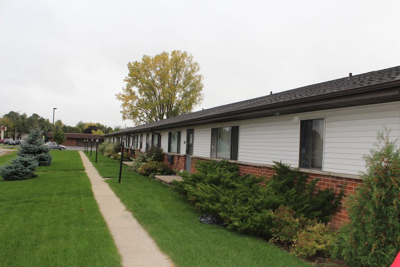 Acorn Court Apartments - Photo 2 of 8