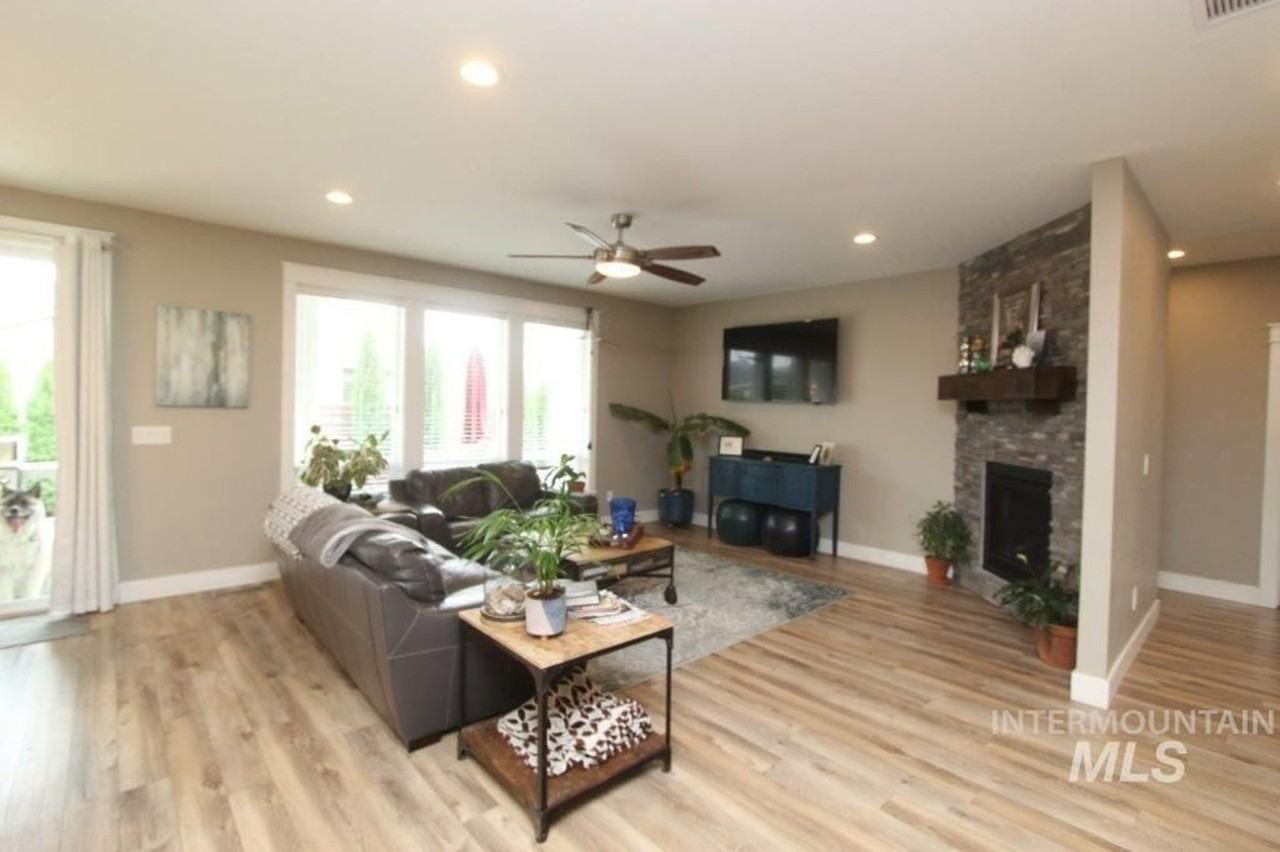 1073 W Smoky Quartz St - Photo 3 of 23