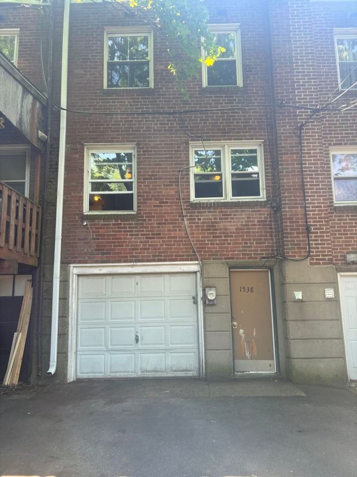 1538 Llanwellyn Ave - Photo 3 of 15