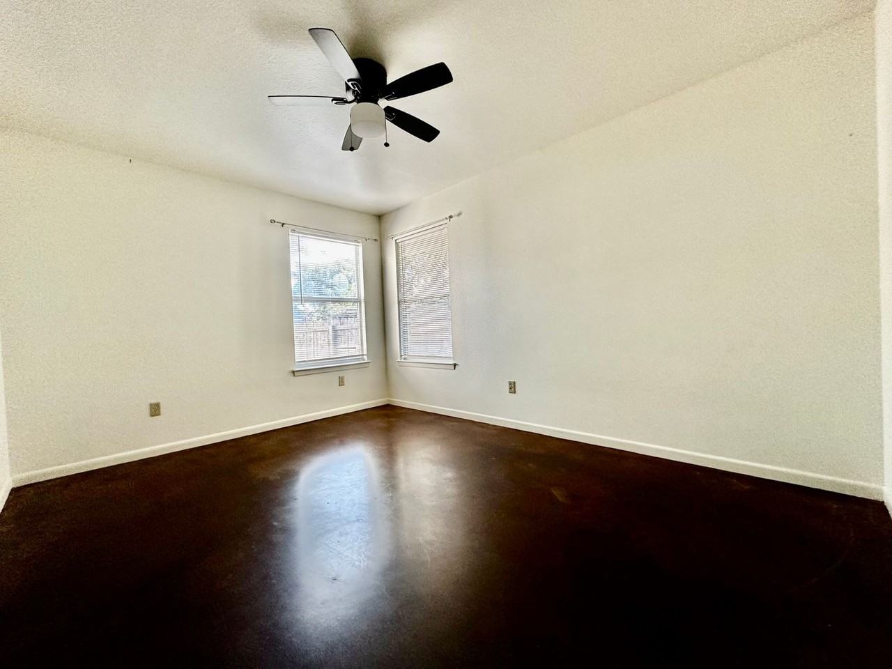 327 Patriot St - Photo 5 of 9