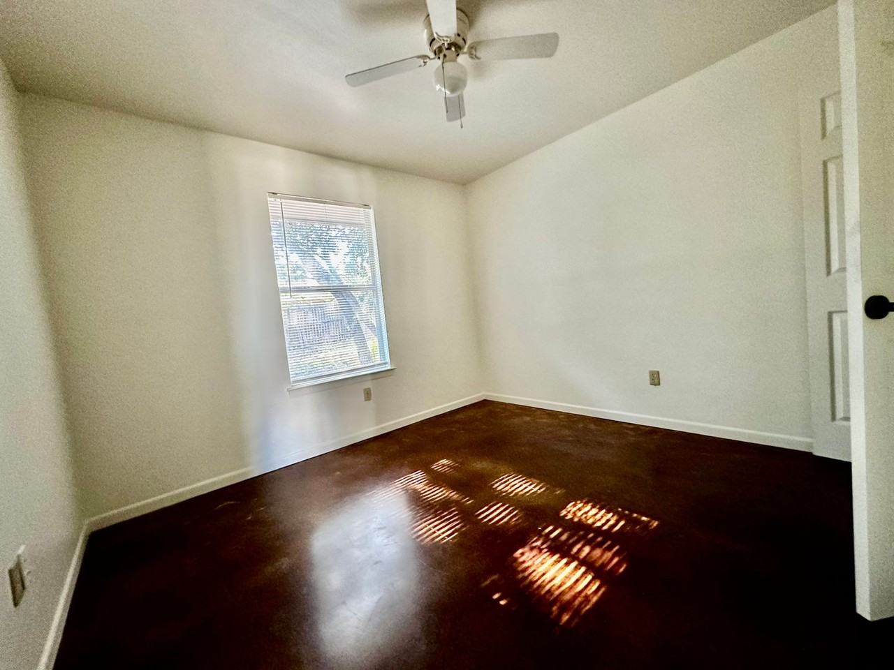 327 Patriot St - Photo 6 of 9