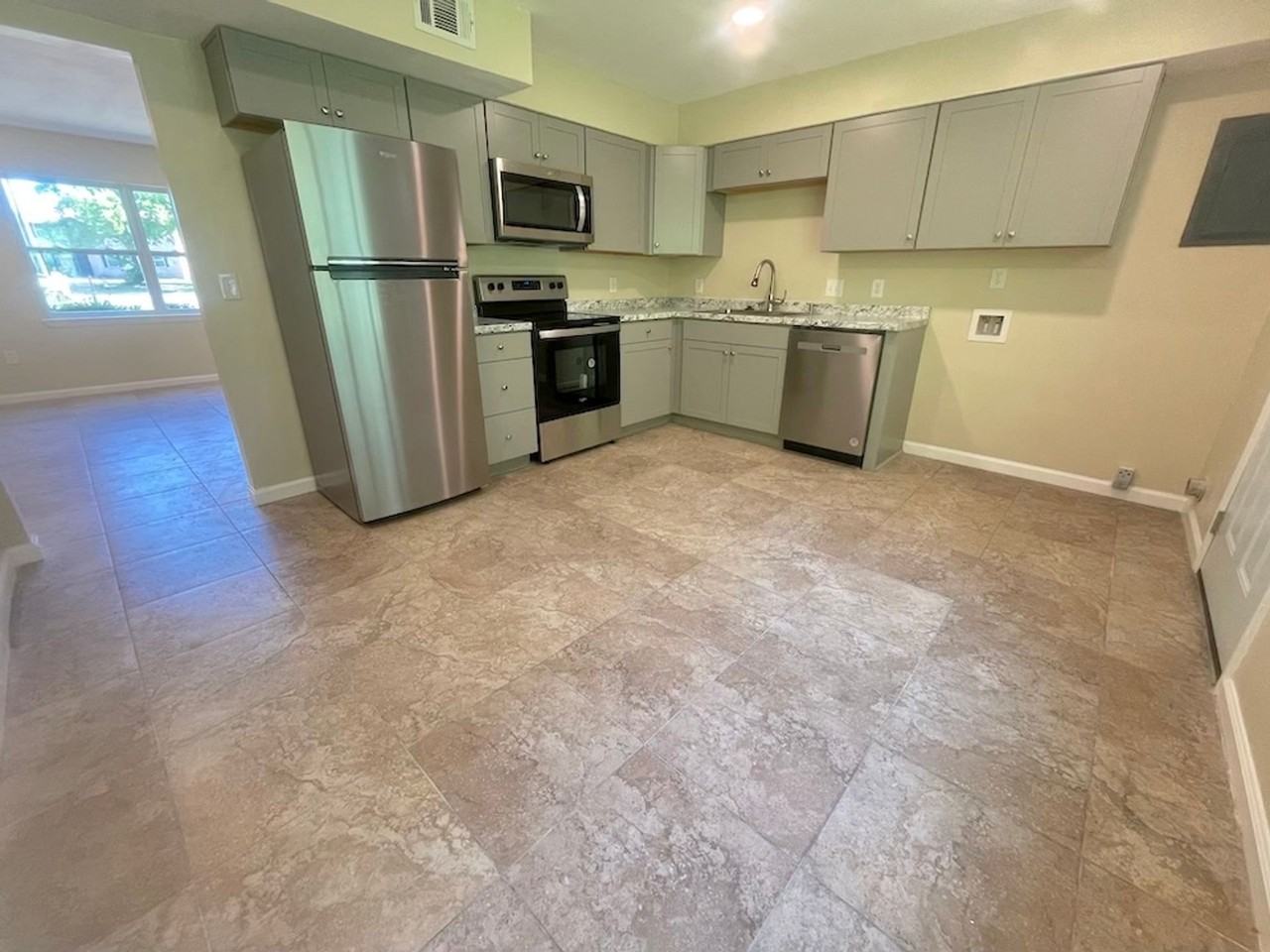 108 Woodhouse Ln, Savannah, GA 31406 - Photo 4 of 8