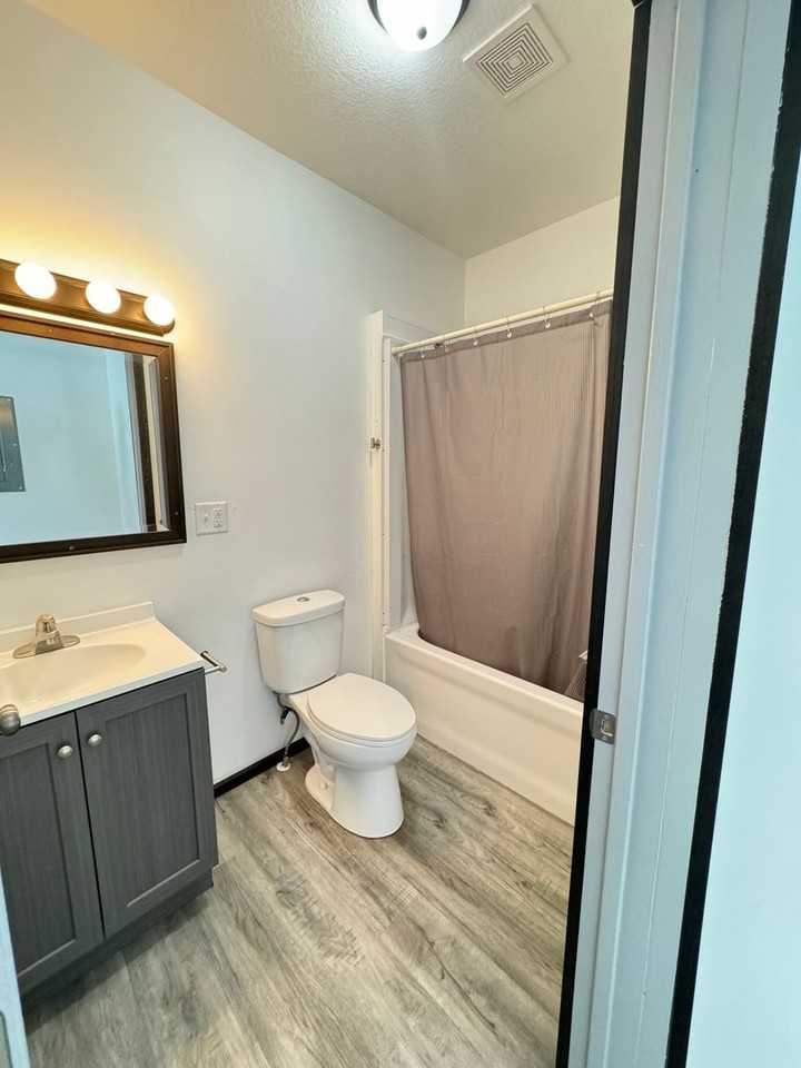 108 W Washington St - Photo 4 of 7