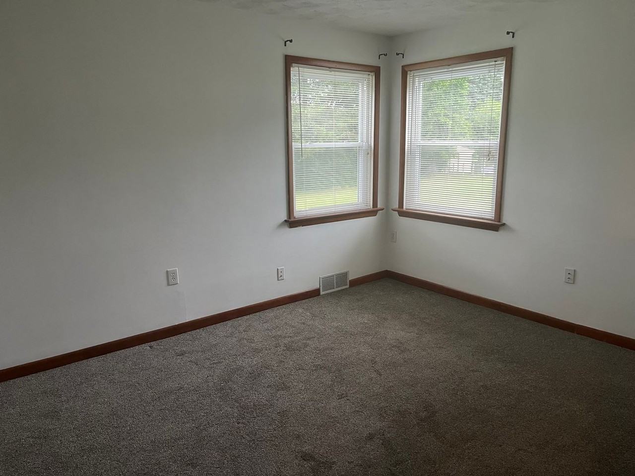 3045 E Prospect Rd - Photo 2 of 14