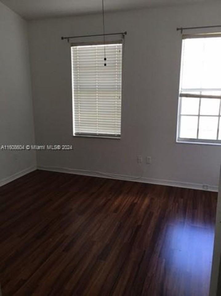 721 Sw 148th Ave - Photo 3 of 12