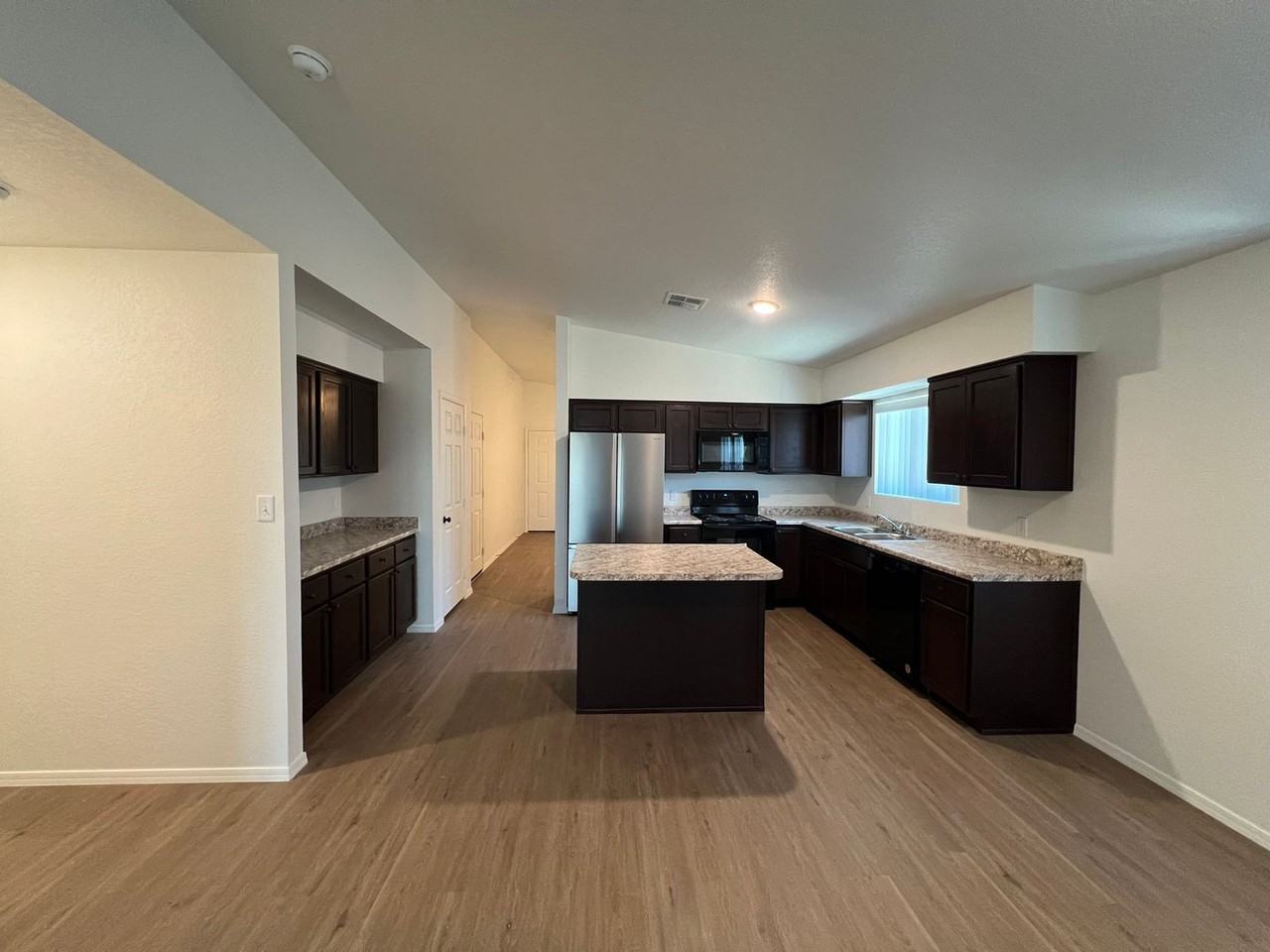 7944 E 46th St - Photo 3 of 27