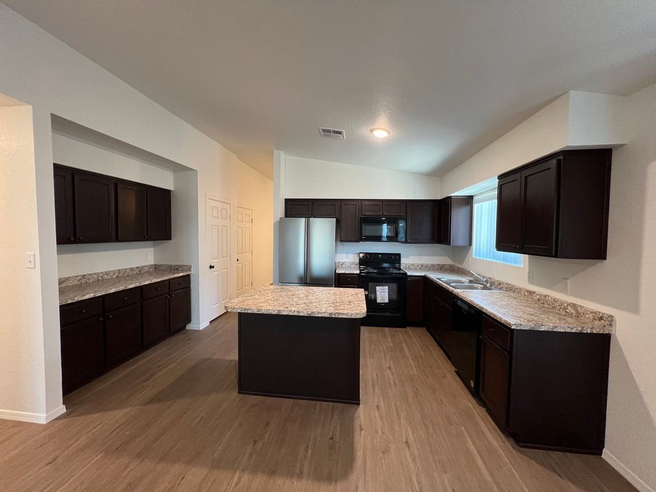 7944 E 46th St - Photo 4 of 27