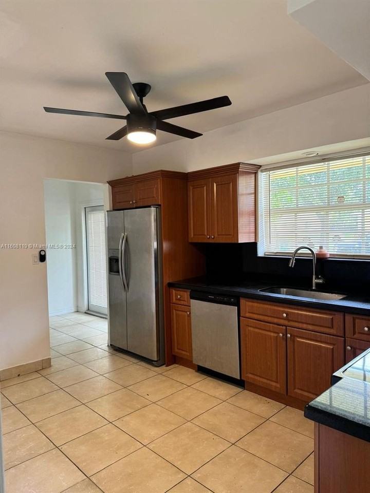 321 Ne 176th St - Photo 2 of 11