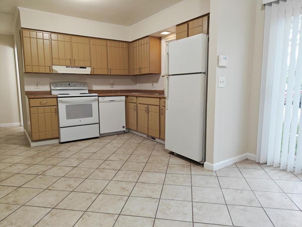 476 Robbe Ave - Photo 3 of 22