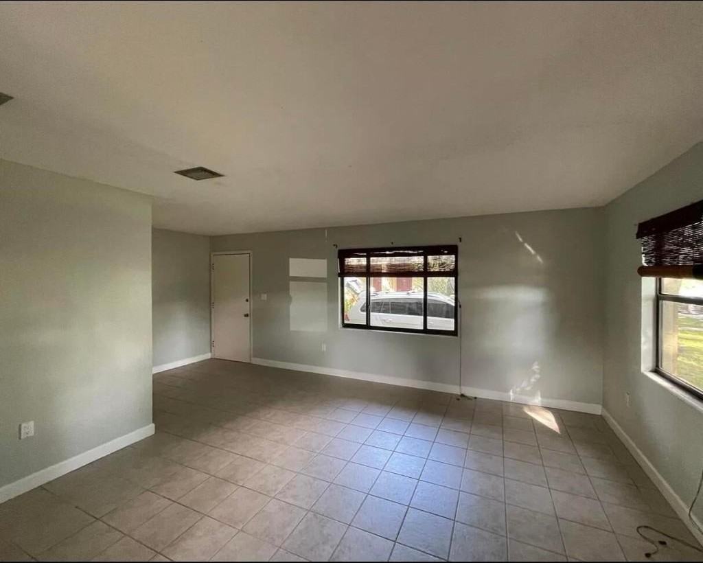 312 Oleander Pl - Photo 3 of 11