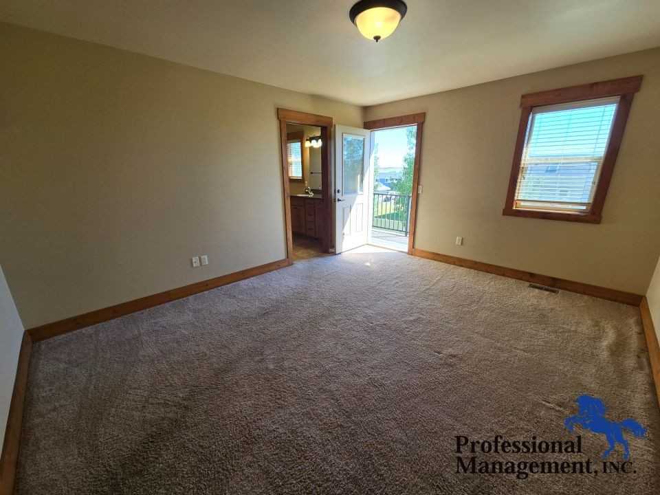 2035 Lakehills Dr - Photo 3 of 12