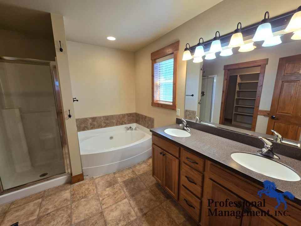 2035 Lakehills Dr - Photo 4 of 12