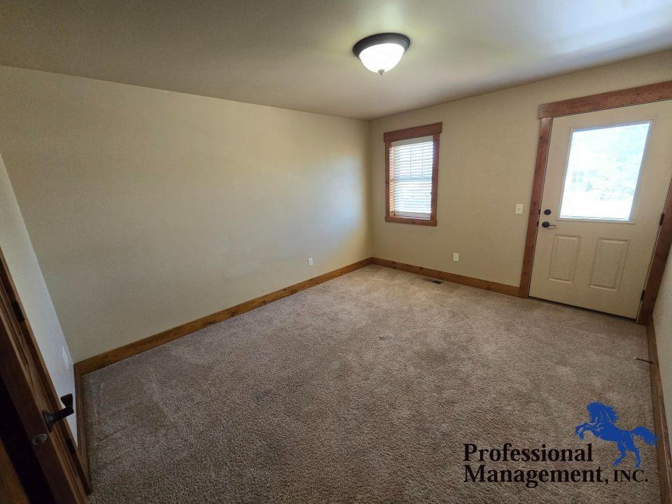 2035 Lakehills Dr - Photo 5 of 12