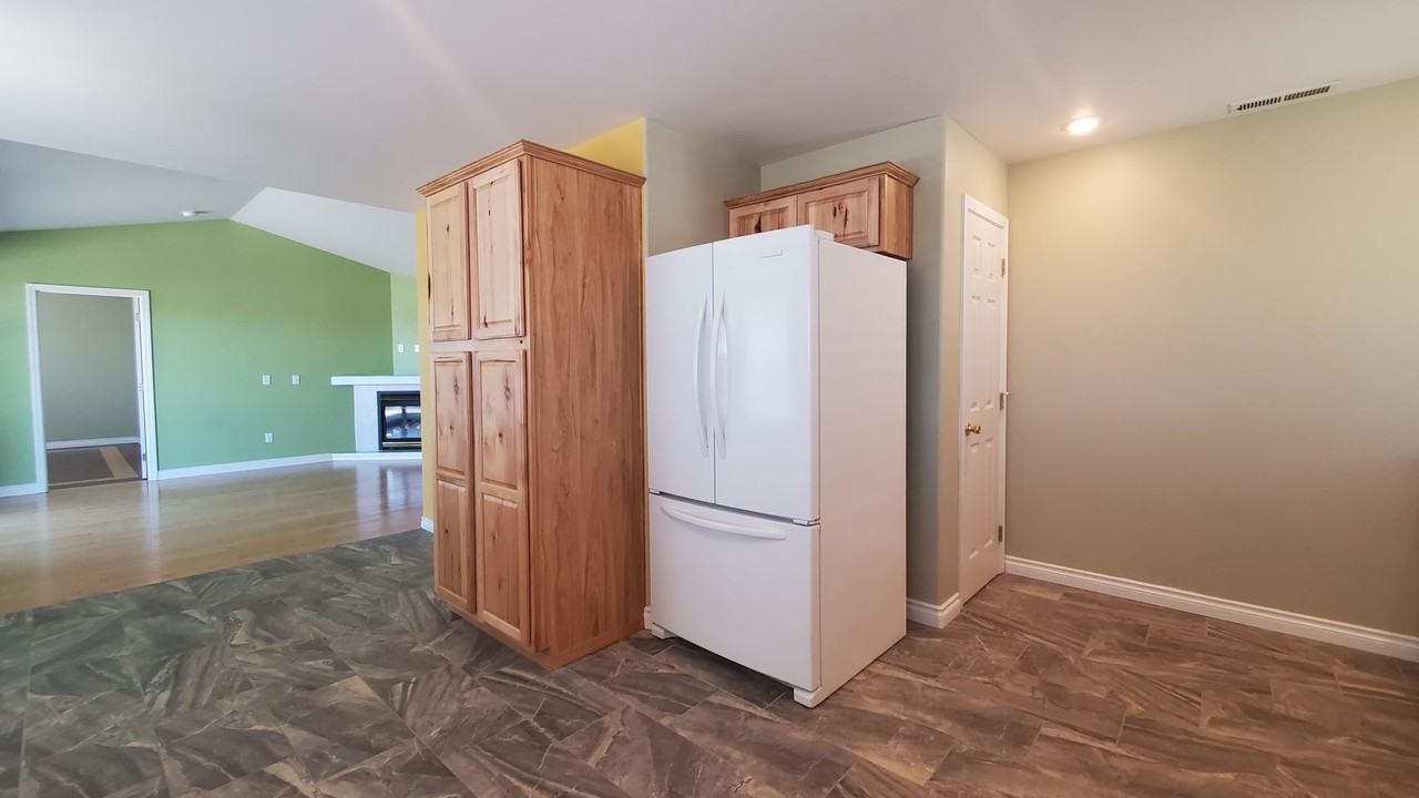 2452 N Rhode Island Ct - Photo 3 of 21
