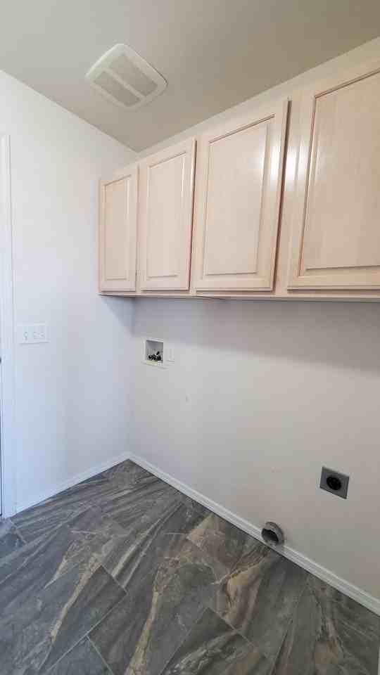 2452 N Rhode Island Ct - Photo 3 of 21