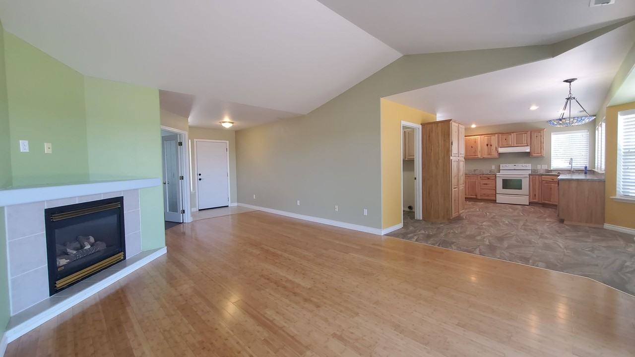 2452 N Rhode Island Ct - Photo 4 of 21