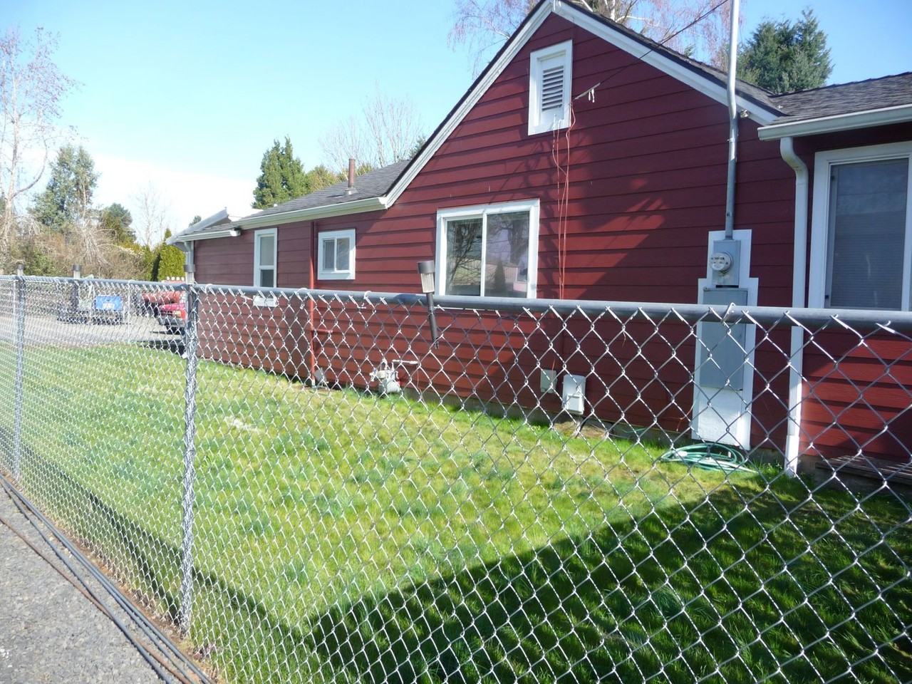 581 Cummings Ln N - Photo 2 of 7