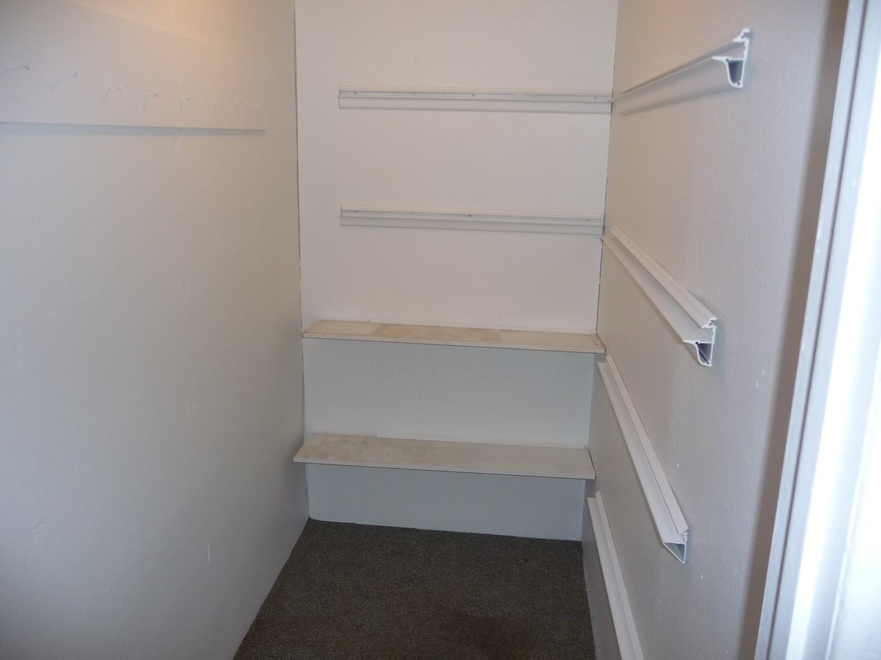 581 Cummings Ln N - Photo 6 of 7