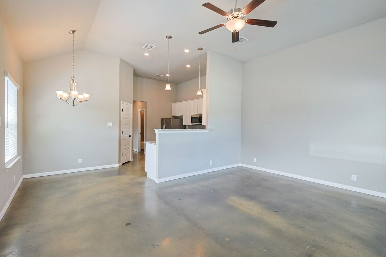 940 Country Club Dr - Photo 3 of 24