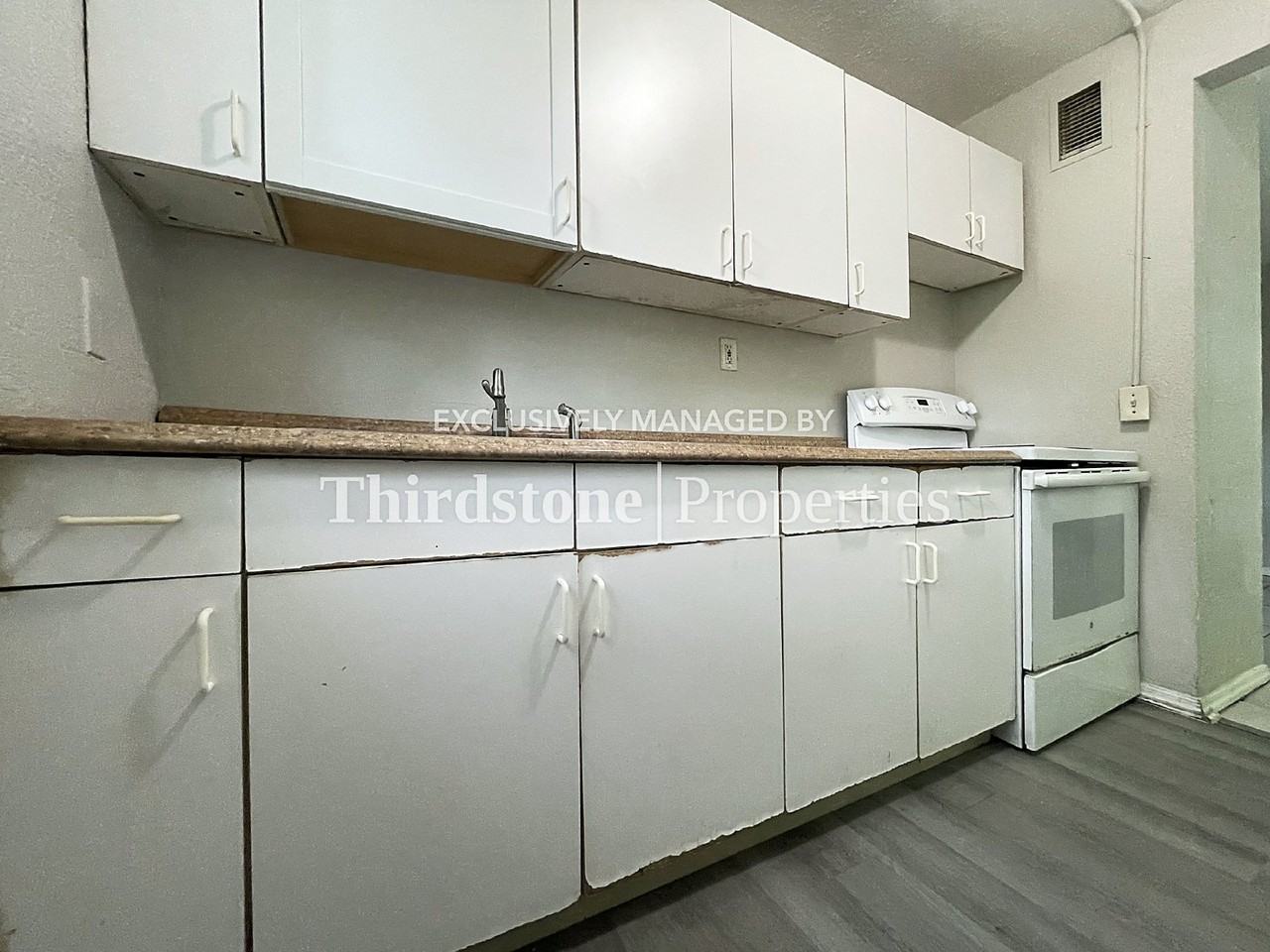 1437 W 26th St #4 - Photo 5 of 18