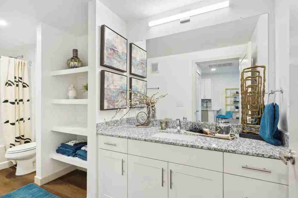 2925 Lucas Dr - Photo 2 of 28