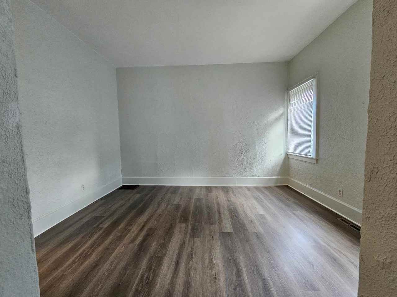 424 E Clarke St - Photo 2 of 5