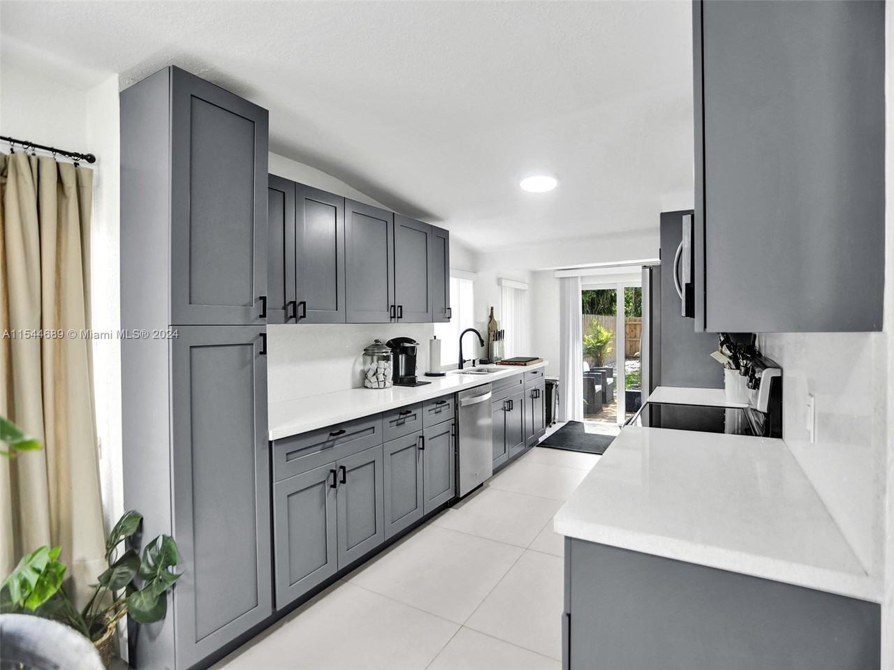 1820 Ne 182nd St - Photo 2 of 8