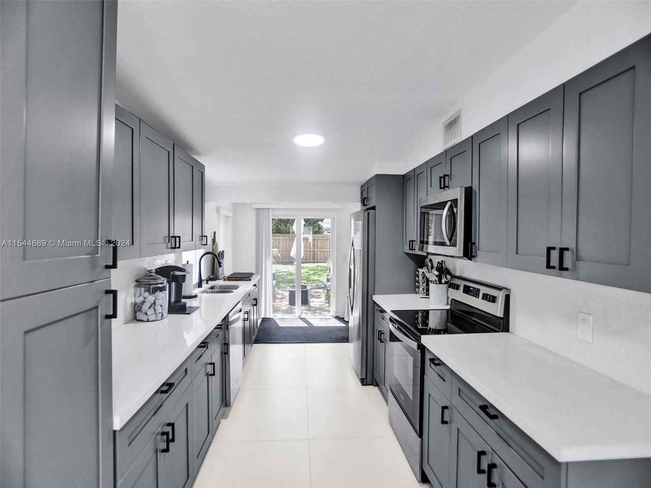 1820 Ne 182nd St - Photo 3 of 8