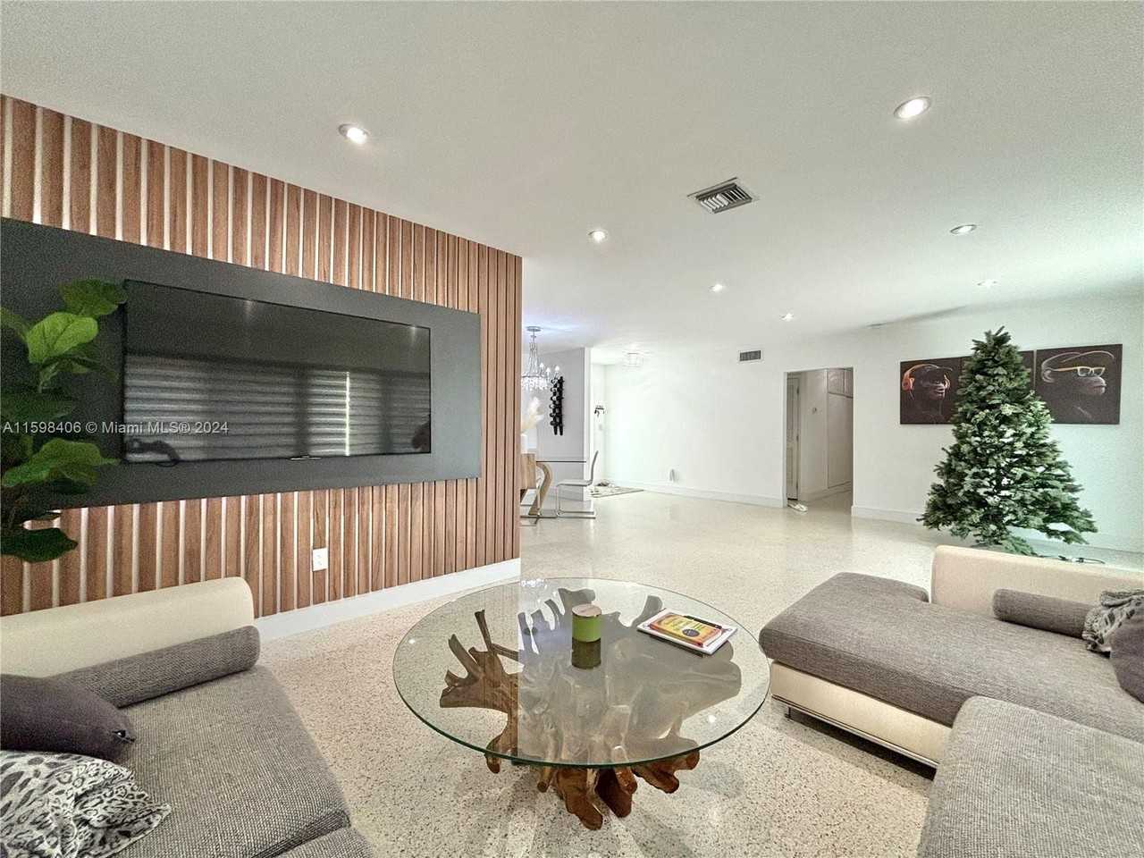 30 Ne 125th St - Photo 3 of 8